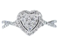 Bague entourage en or blanc en forme de cœur avec diamants