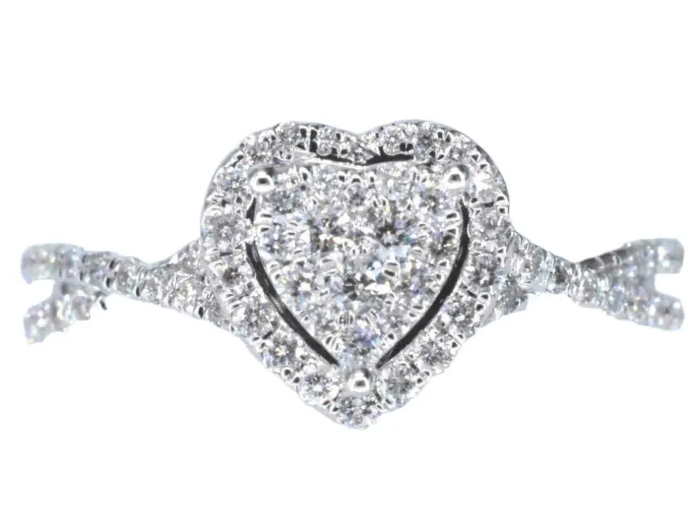 Bague entourage en or blanc en forme de cœur avec diamants