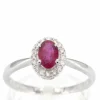 Bague entourage en or blanc avec diamants et rubis