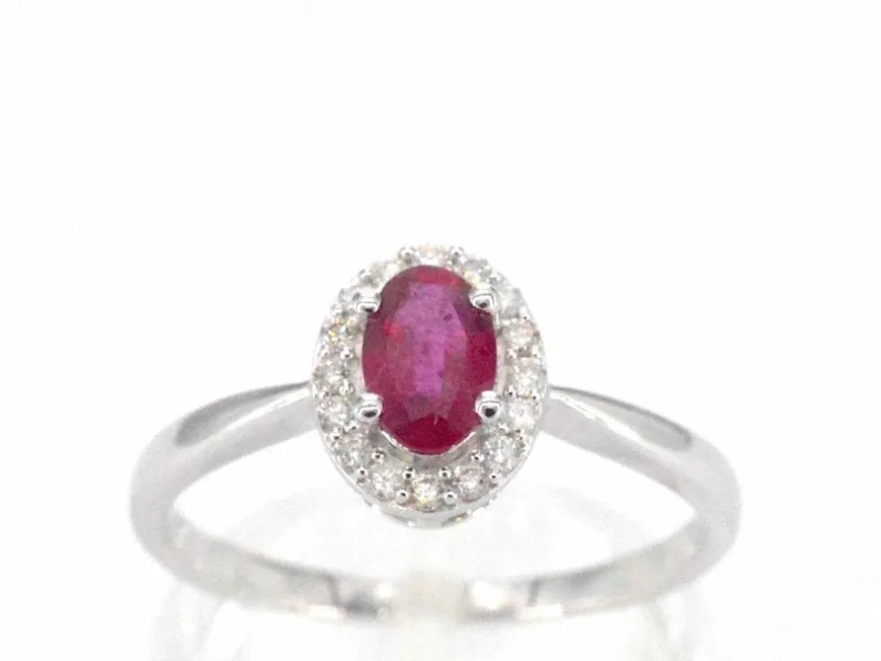 Bague entourage en or blanc avec diamants et rubis