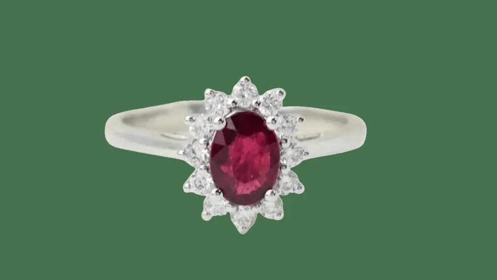Bague entourage en or blanc, rubis et diamants