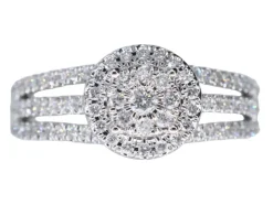 Bague entourage en or blanc avec diamants