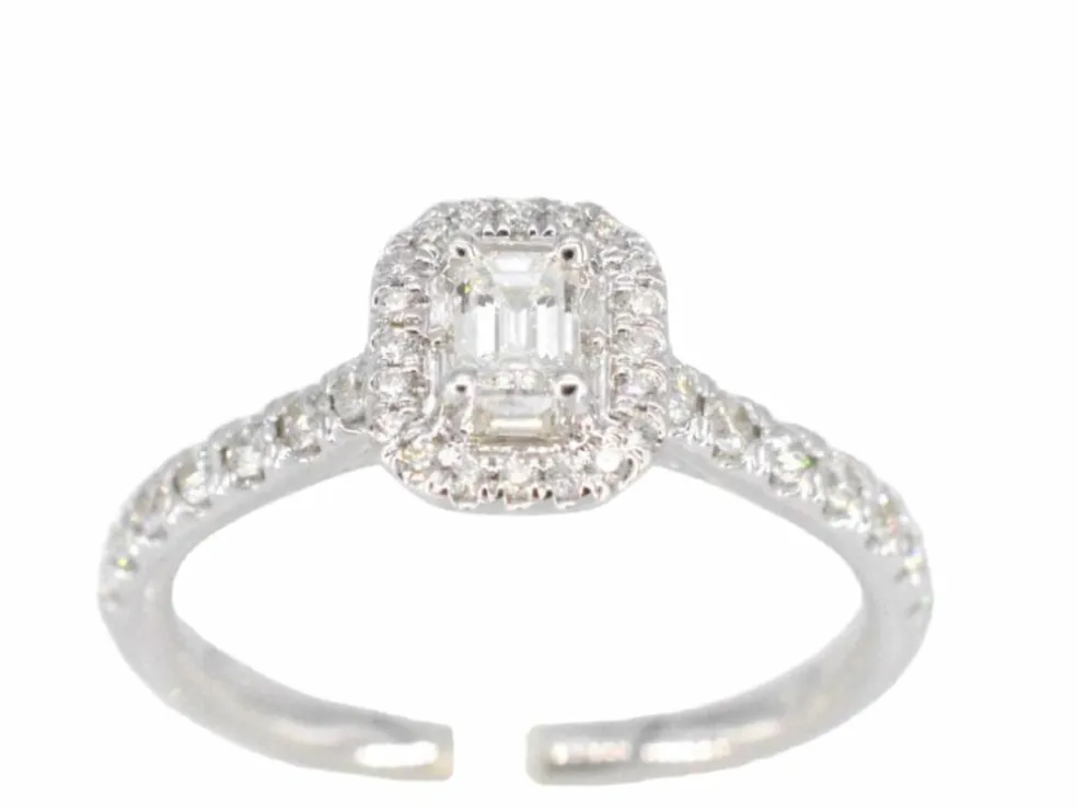Bague entourage en or blanc avec diamants taille brillant et baguette