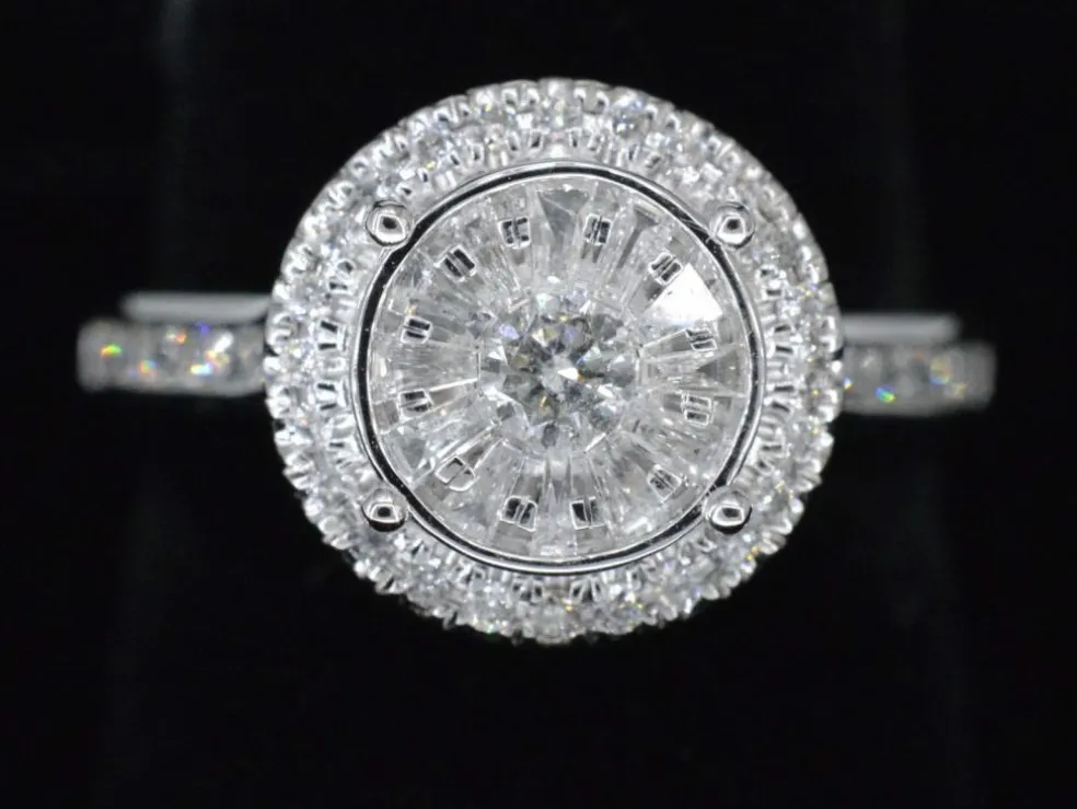 Bague entourage en or blanc avec diamants