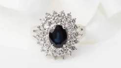 Bague entourage en or blanc, saphir ovale et diamants