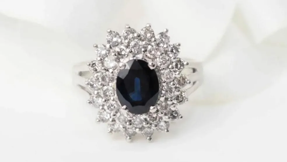 Bague entourage en or blanc, saphir ovale et diamants