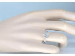 Bague entourage en or blanc en forme de cœur avec diamants