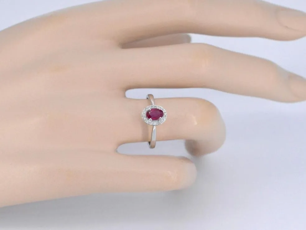 Bague entourage en or blanc avec diamants et rubis