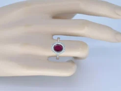 Bague entourage en or blanc avec diamants et rubis