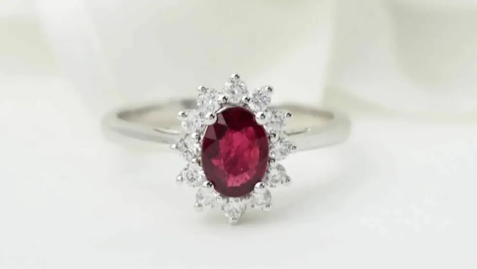 Bague entourage en or blanc, rubis et diamants