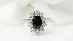 Bague entourage en or blanc, saphir et diamants