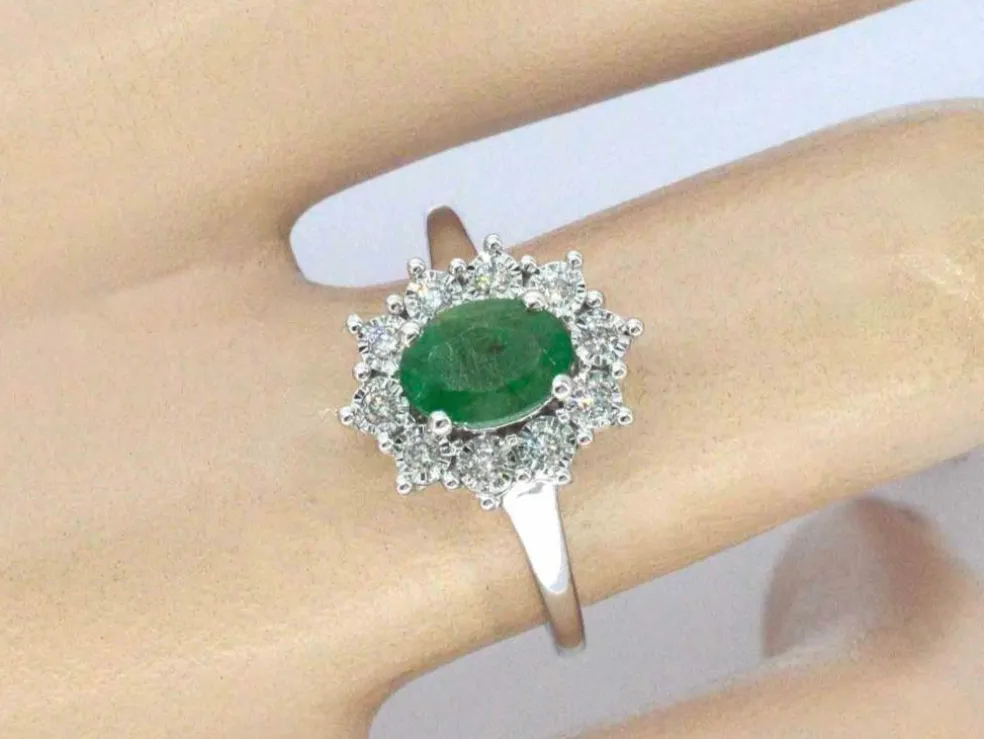 Bague entourage en or blanc avec émeraude et diamants
