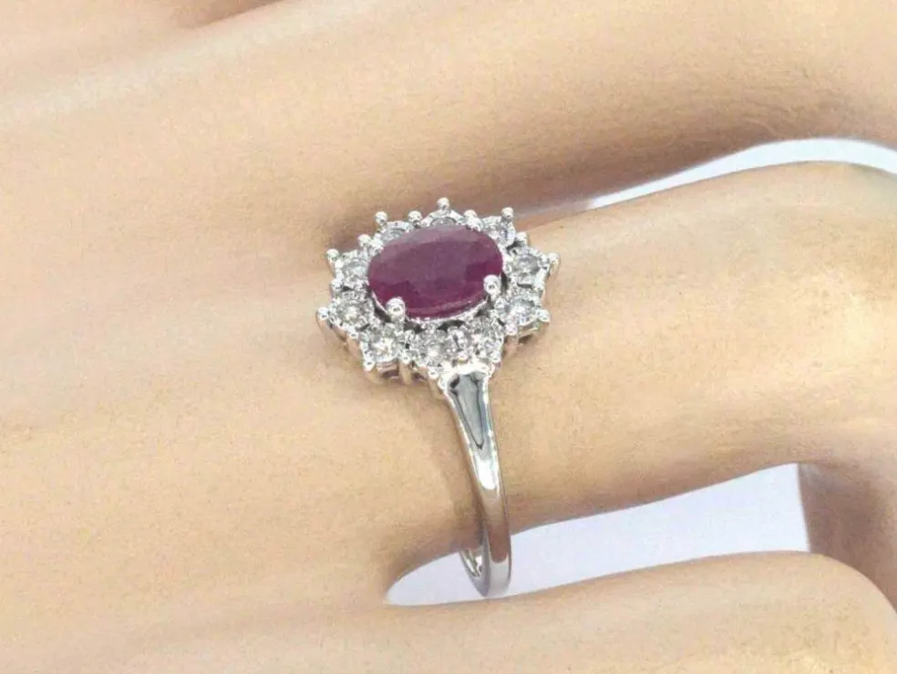 Bague entourage en or blanc avec rubis et diamants
