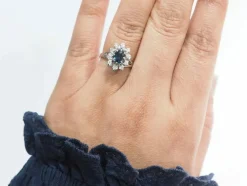Bague entourage en or blanc, saphir et diamants