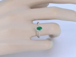 Bague entourage en or blanc avec diamants et émeraude