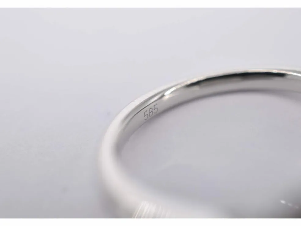 Bague entourage en or blanc avec diamants