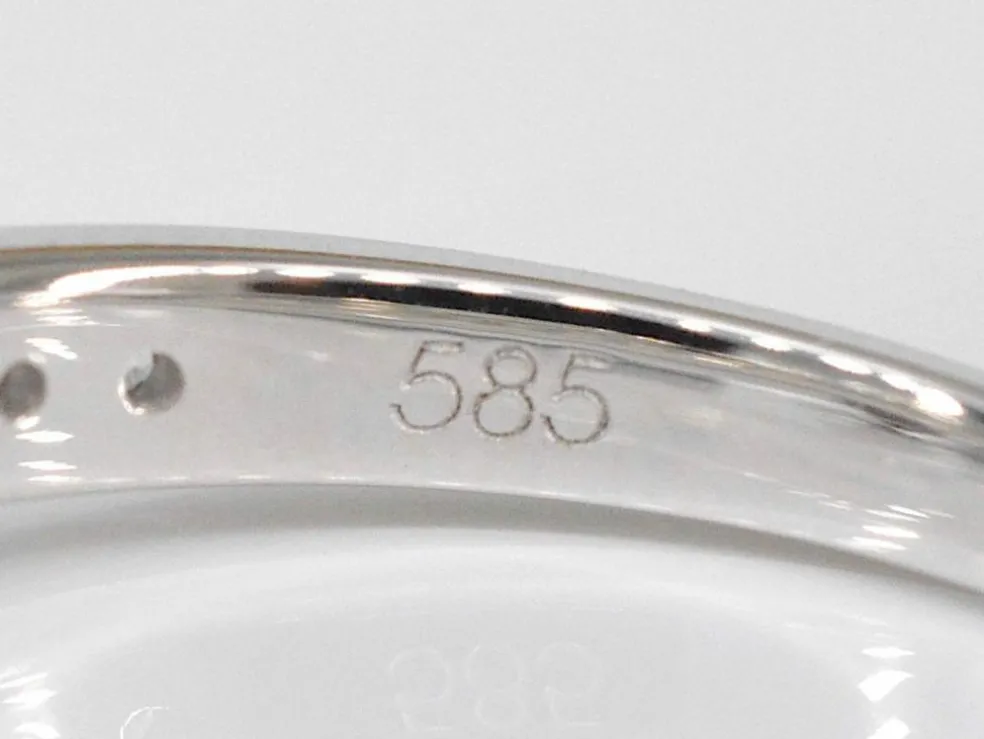 Bague entourage en or blanc avec diamants