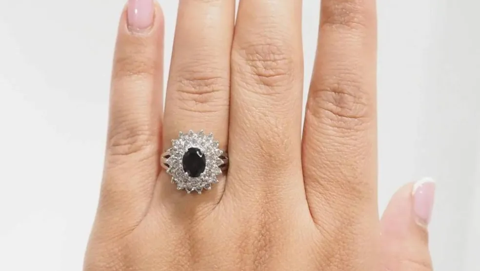 Bague entourage en or blanc, saphir ovale et diamants