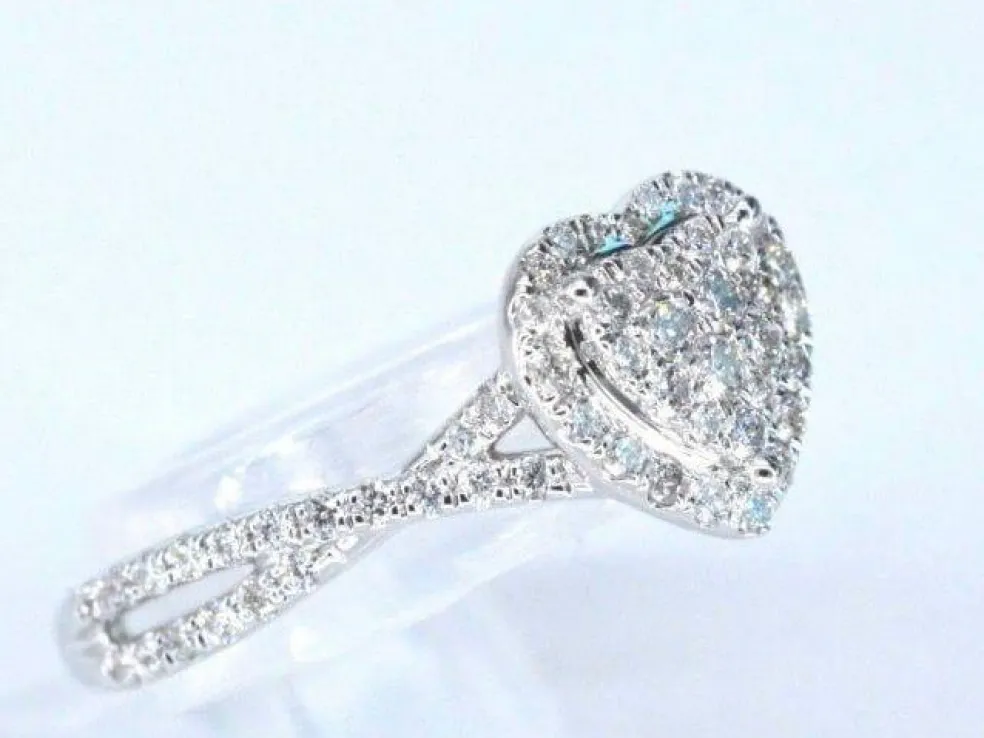 Bague entourage en or blanc en forme de cœur avec diamants