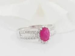 Bague entourage en or blanc, rubis et diamants