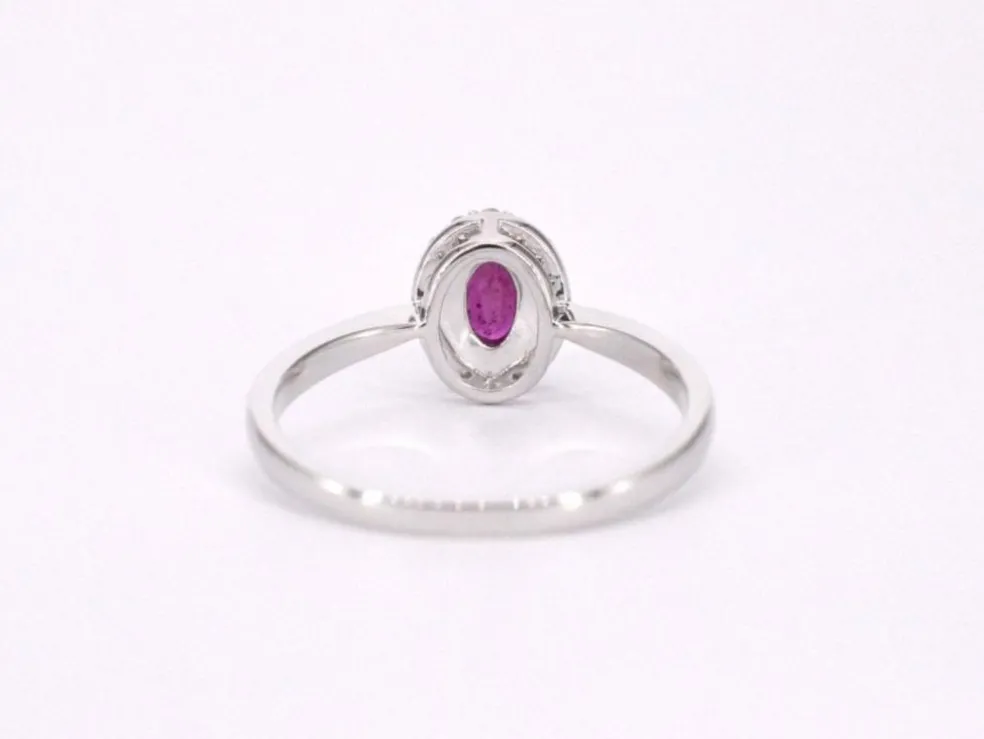 Bague entourage en or blanc avec diamants et rubis
