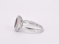 Bague entourage en or blanc avec diamants et rubis