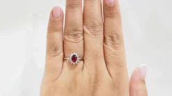 Bague entourage en or blanc, rubis et diamants