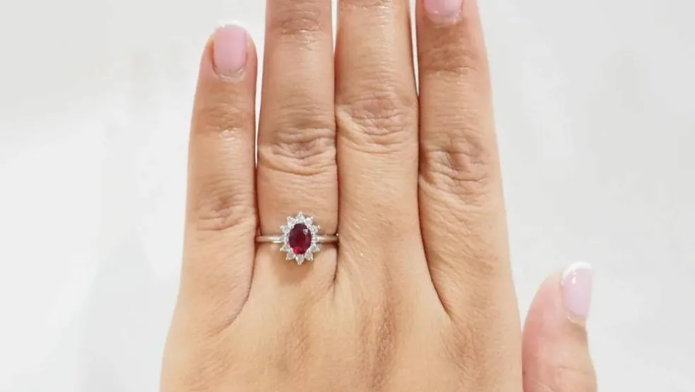 Bague entourage en or blanc, rubis et diamants