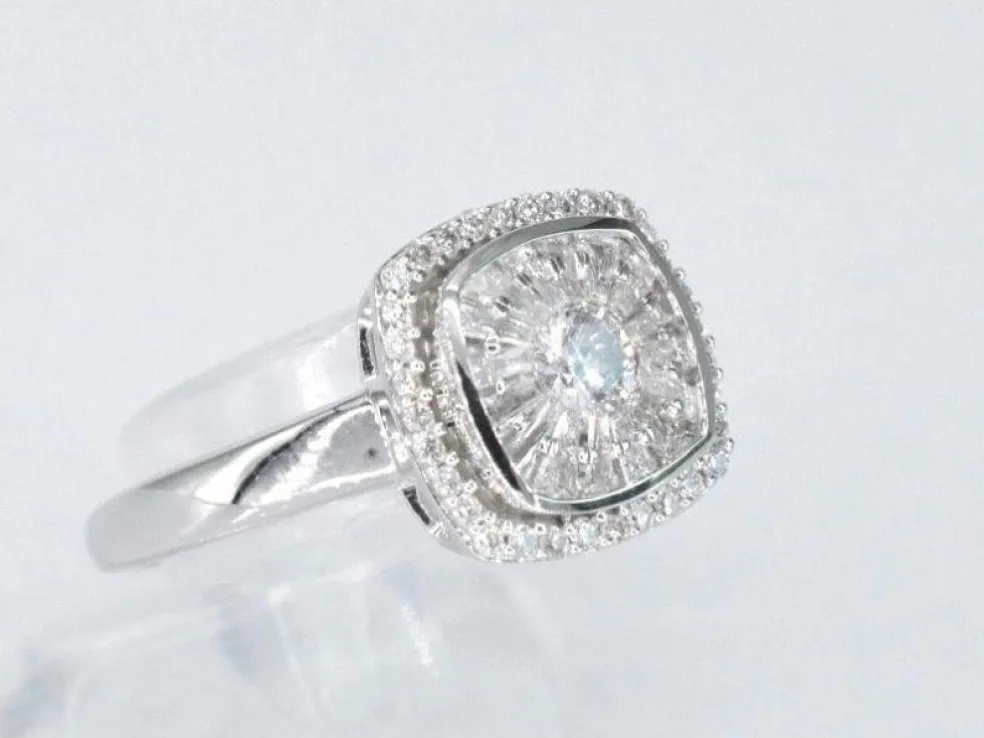 Bague entourage en or blanc avec diamants