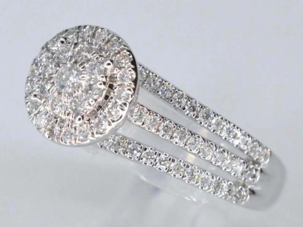 Bague entourage en or blanc avec diamants