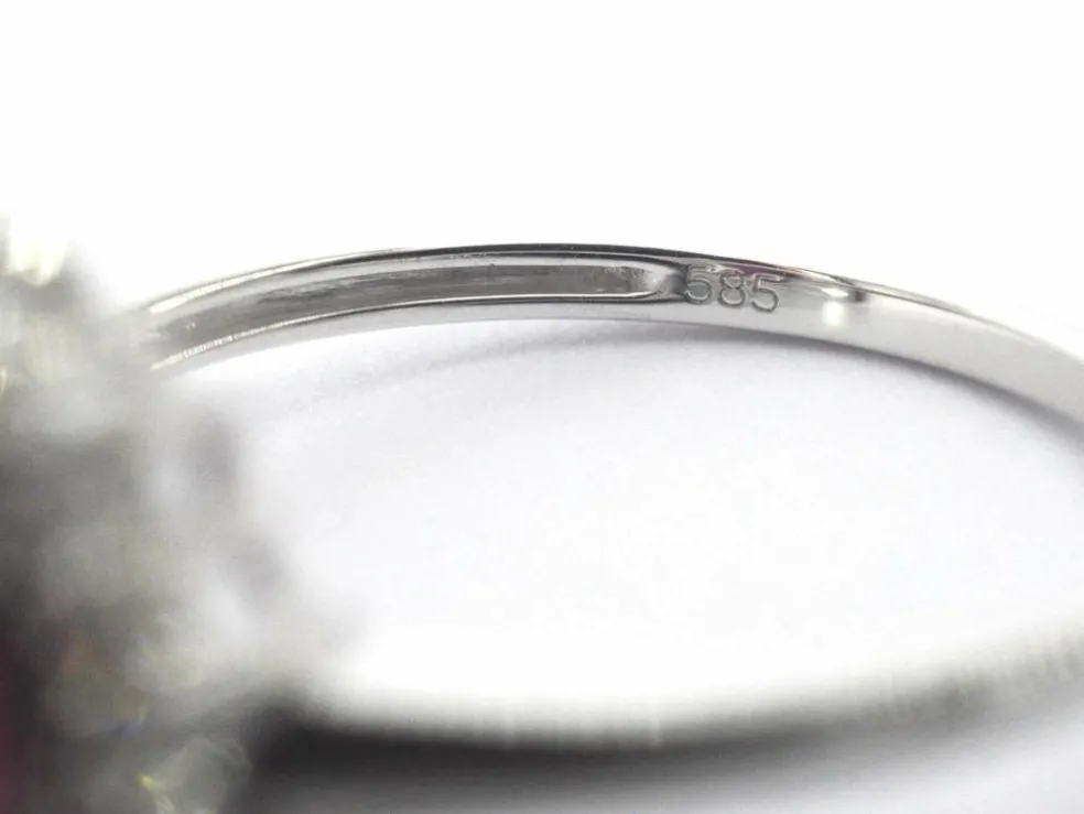 Bague entourage en or blanc avec rubis et diamants