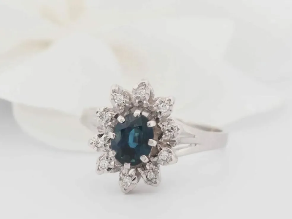 Bague entourage en or blanc, saphir et diamants