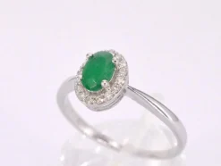 Bague entourage en or blanc avec diamants et émeraude