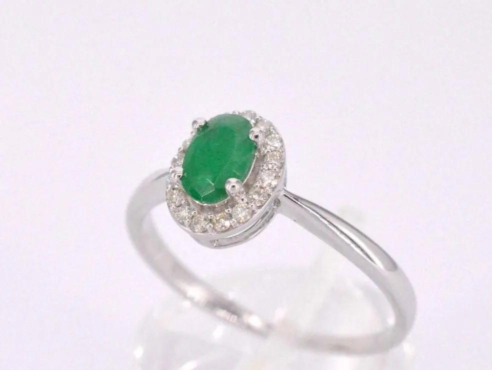 Bague entourage en or blanc avec diamants et émeraude