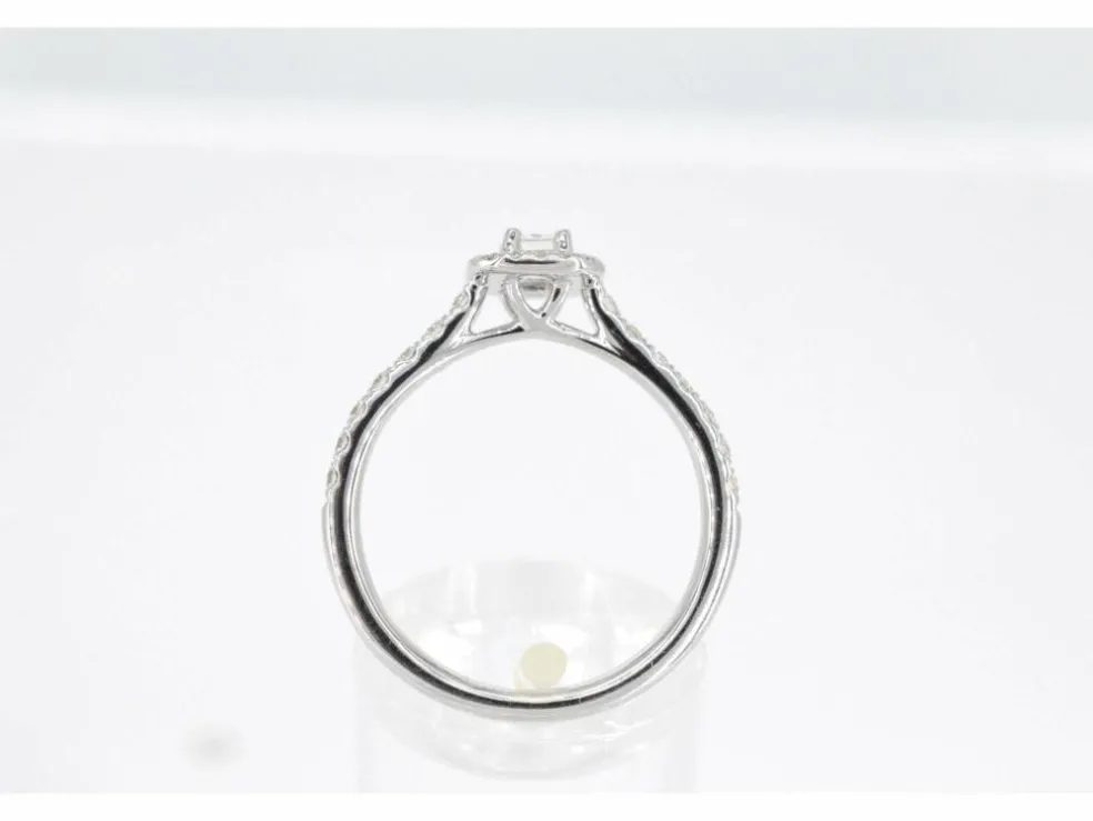 Bague entourage en or blanc avec diamants taille brillant et baguette