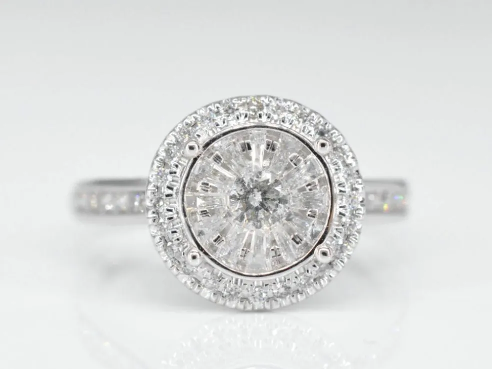 Bague entourage en or blanc avec diamants