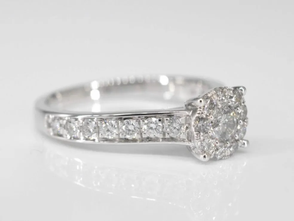 Bague entourage en or blanc avec diamants