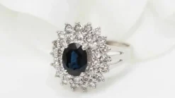 Bague entourage en or blanc, saphir ovale et diamants