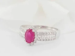Bague entourage en or blanc, rubis et diamants