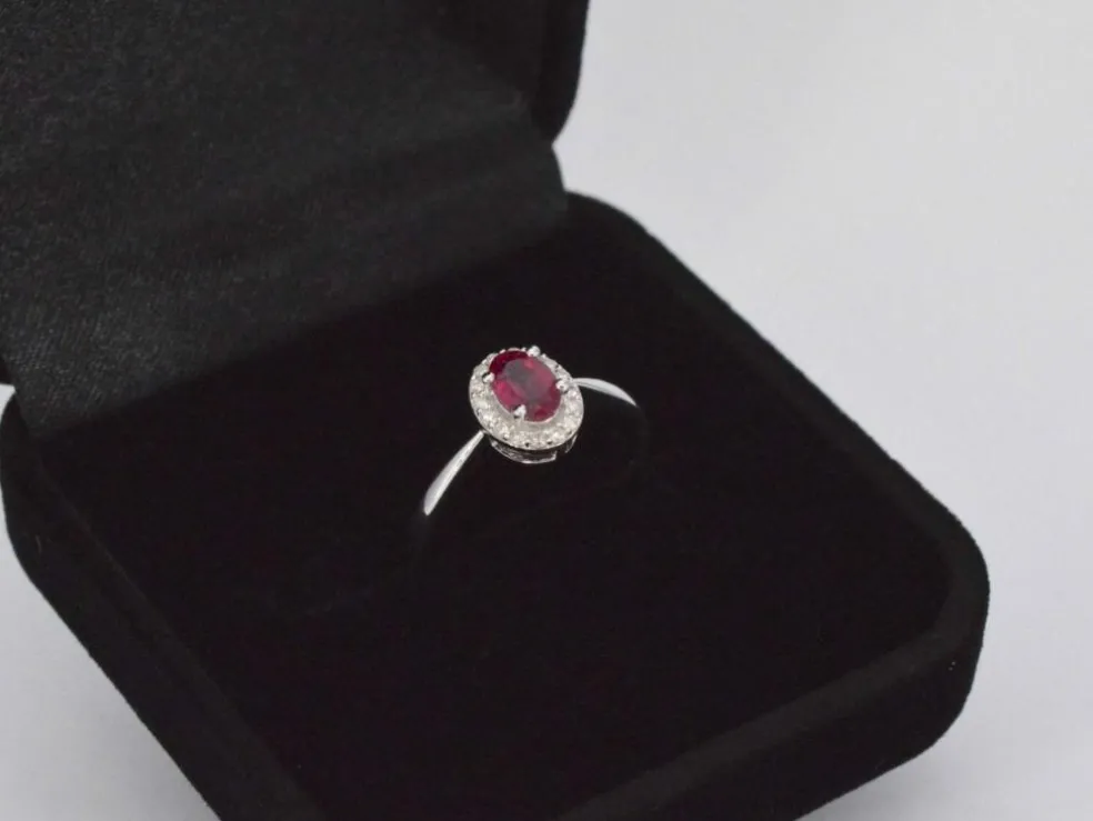 Bague entourage en or blanc avec diamants et rubis
