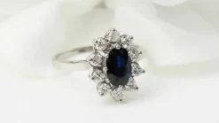 Bague entourage en or blanc, saphir et diamants