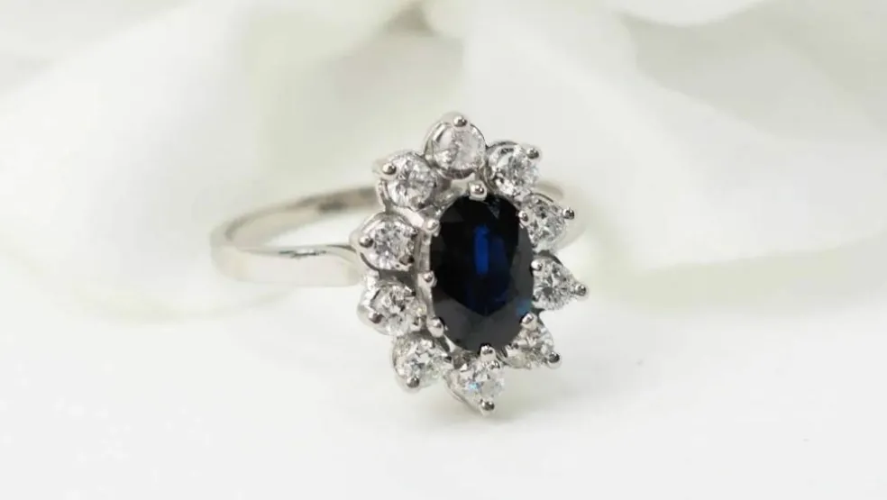 Bague entourage en or blanc, saphir et diamants