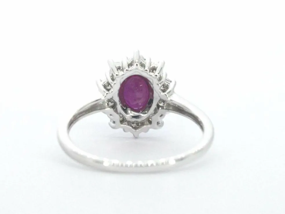 Bague entourage en or blanc avec rubis et diamants