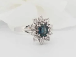 Bague entourage en or blanc, saphir et diamants