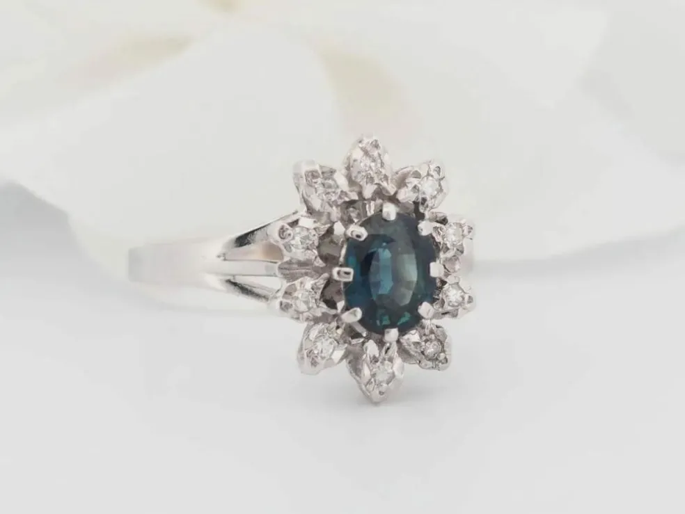 Bague entourage en or blanc, saphir et diamants