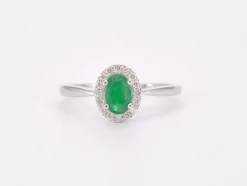 Bague entourage en or blanc avec diamants et émeraude