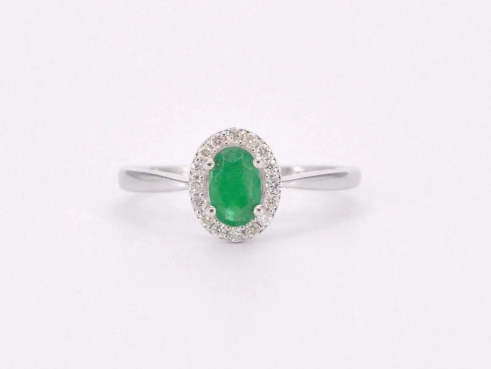 Bague entourage en or blanc avec diamants et émeraude
