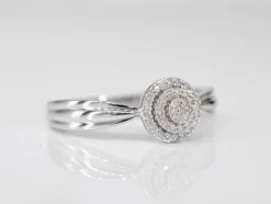Bague entourage en or blanc avec diamants