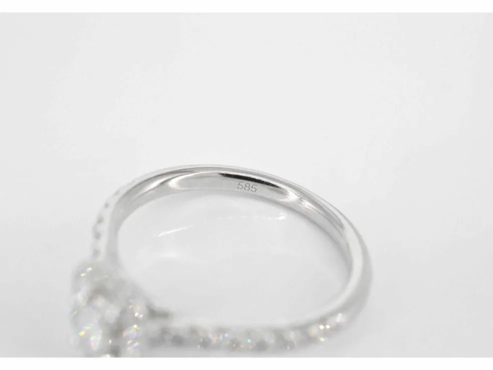 Bague entourage en or blanc avec diamants taille brillant et baguette