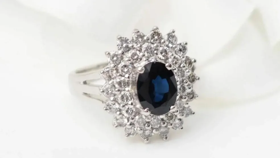 Bague entourage en or blanc, saphir ovale et diamants
